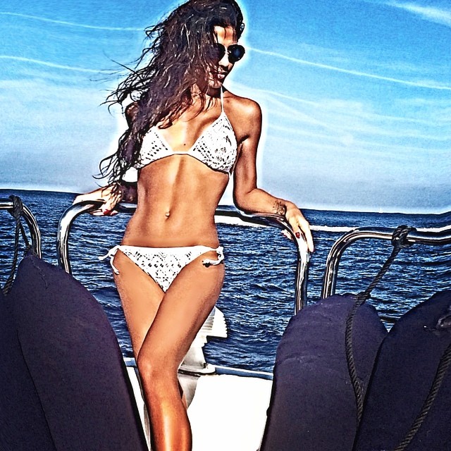 Санта Димопулос демонстрирует спортивную фигуру