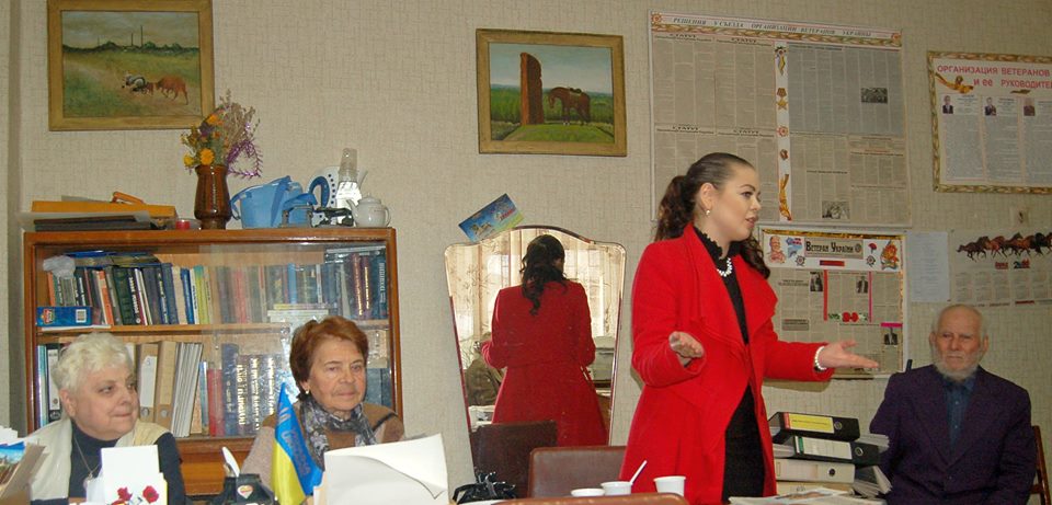 Алина Гросу развлекает избирателей концертами