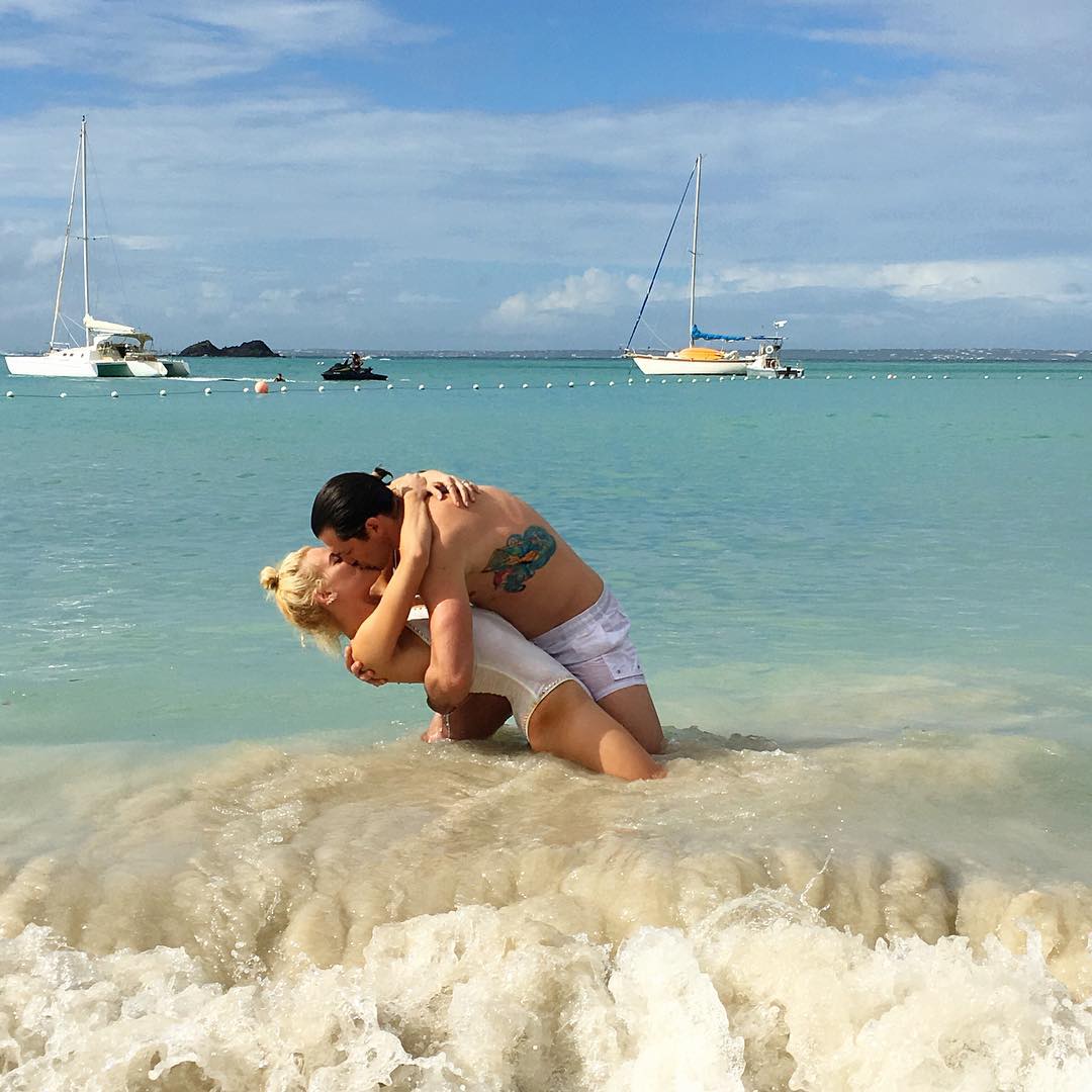 Экс-Холостяк Максим Чмерковский наслаждается отдыхом со своей невестой 