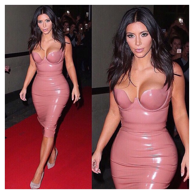  	Рита Ора и Ким Кардашьян оделись в одинаковые платья