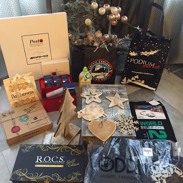 Продюсер Яна Рудковская дарит звездам новогодние наборы