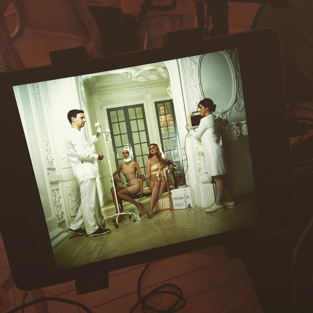  	Экс-Холостяк, пластический хирург Андрей Искорнев снялся с мамой в рекламе своей клиники