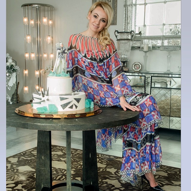 Продюсер Яна Рудковская дарит звездам новогодние наборы