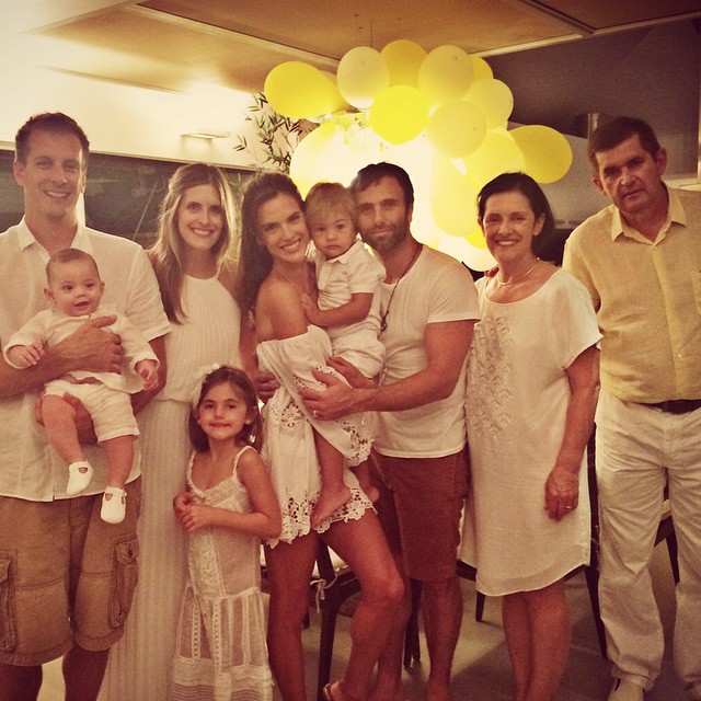 Алессандра Амбросио с мужем и детьми отдыхает в Бразилии