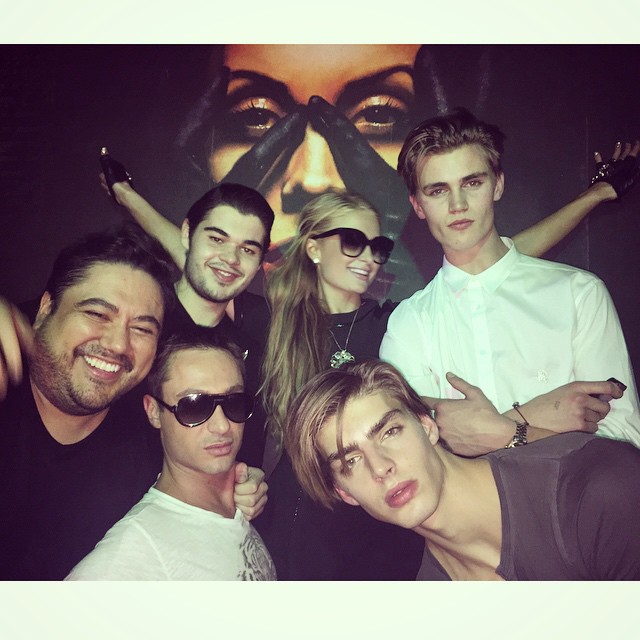 Пєрис Хилтон с друзьями