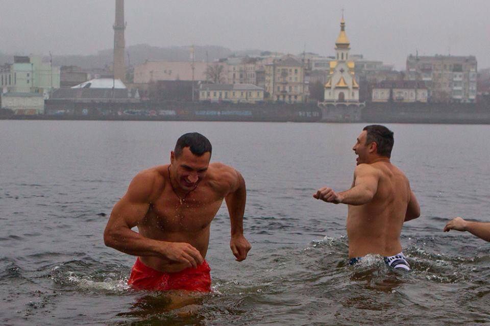 Владимир и Виталий Кличко окунулись в ледяную воду