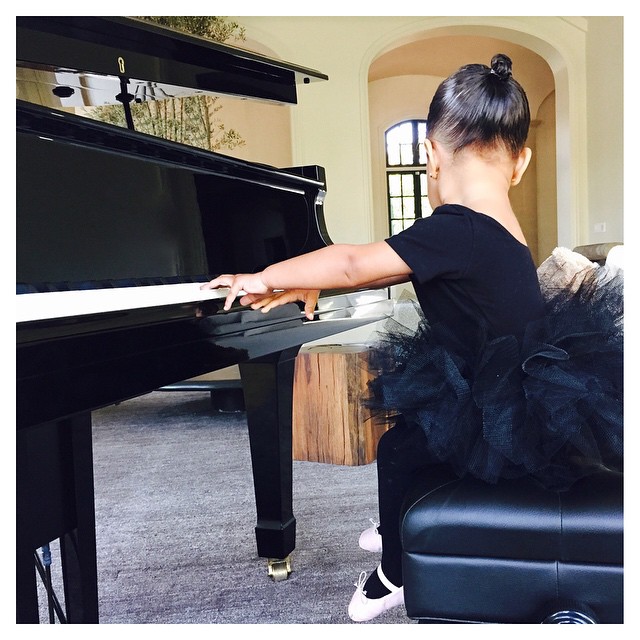 Маленькая балерина: Ким Кардашьян показала трогательные фото дочери