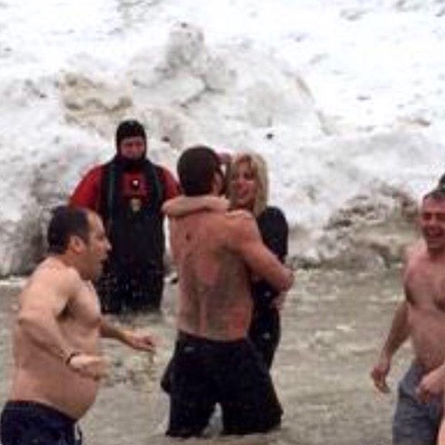 Мокрые и счастливые: Леди Гага искупалась с бойфрендом в ледяной воде