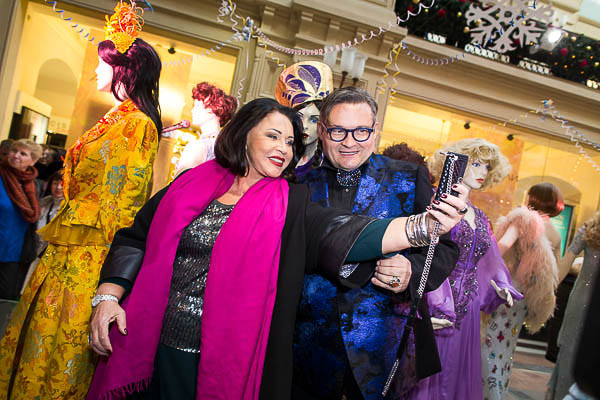 В числе жемчужин коллекции алое коктейльное платье из нейлона Клары Лучко, в котором актриса блистала в 1955 году на Каннском кинофестивале и из-за цвета и объема европейские папарацци прозвали наряд &laquo;красной бомбой&raquo;. Невозможно обойти вниманием ансамбль из набивного шелка с воланами из гардероба Майи Плисецкой, подаренного ей лично Пьером Карденом, музой которого она являлась на протяжении многих лет.