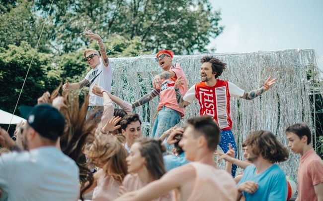 Экс-участники Quest Pistols похулиганили в новом видео