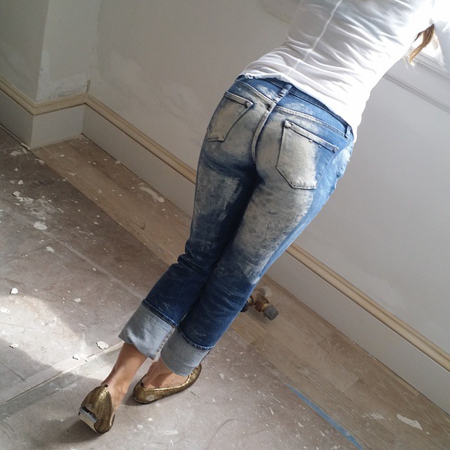 Девушки натягивающие джинсы