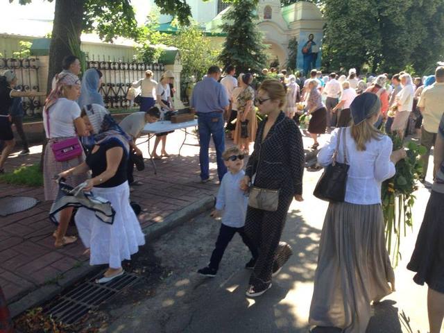 Тина Кароль и ее сын Веня в церкви