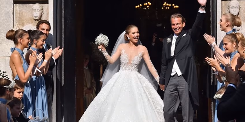 Эта тяжелая мода: наследница бренда Swarovski вышла замуж в платье весом 46 килограммов