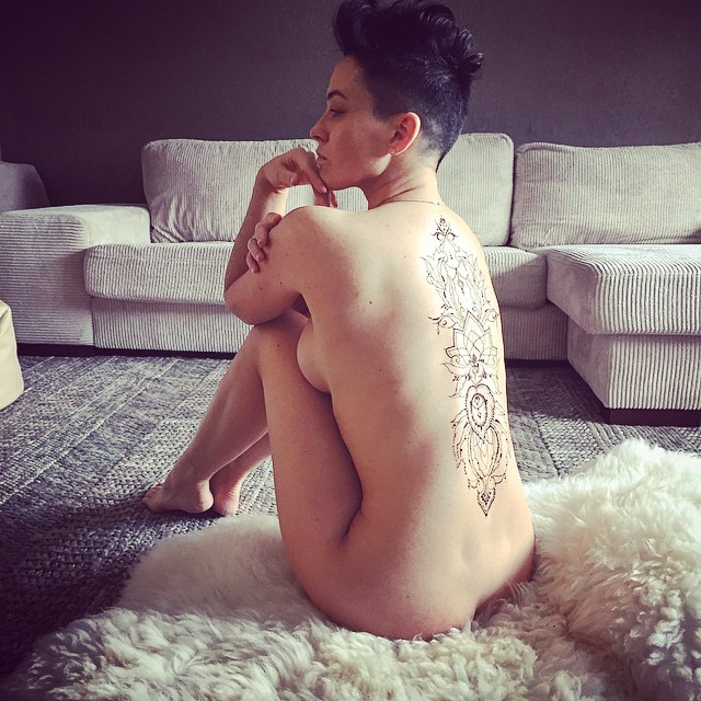 Обнаженная Даша Астафьева показала татуировку на всю спину
