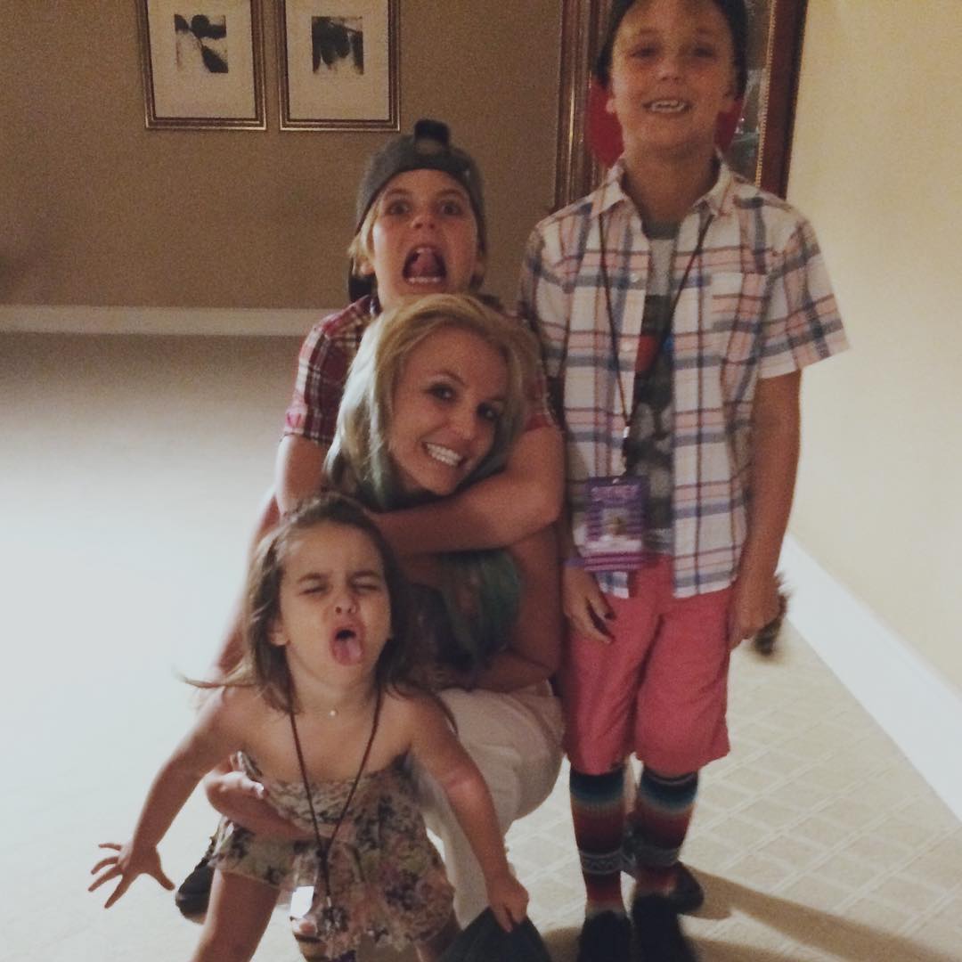 Бритни Спирс проводит время с детьми