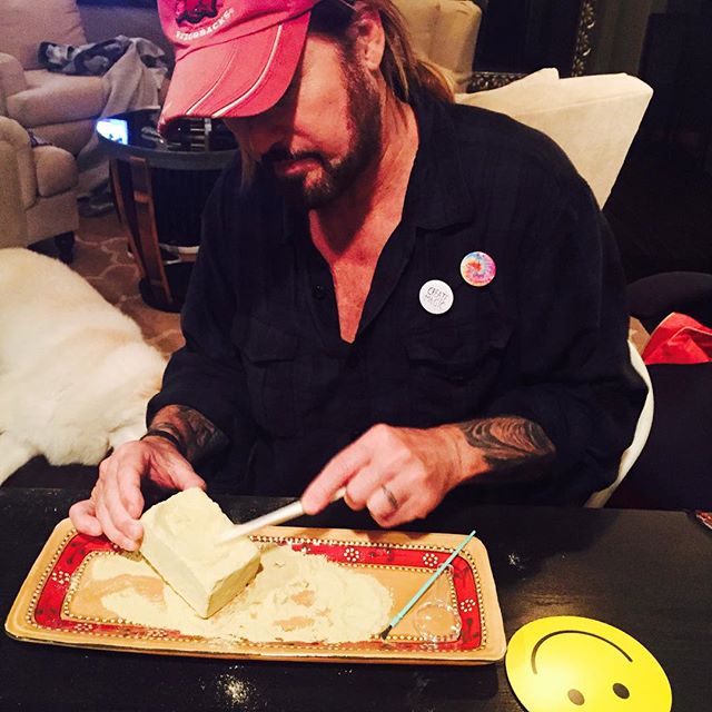 Папина дочь: эпатажная Майли Сайрус устроила вечеринку для отца