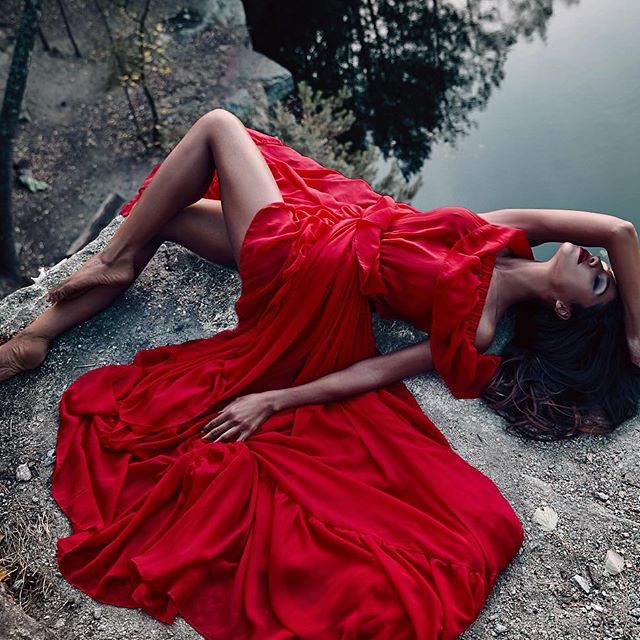 Нежная и сексуальная: Санта Димопулос продемонстрировала шикарную фигуру на новых снимках 