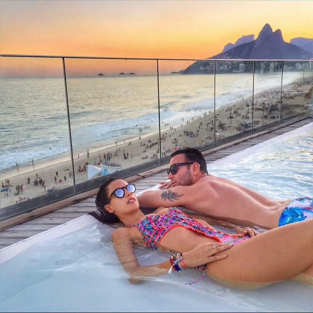 Алессандра Амбросио в соблазнительном бикини на пляже Рио-де-Жанейро