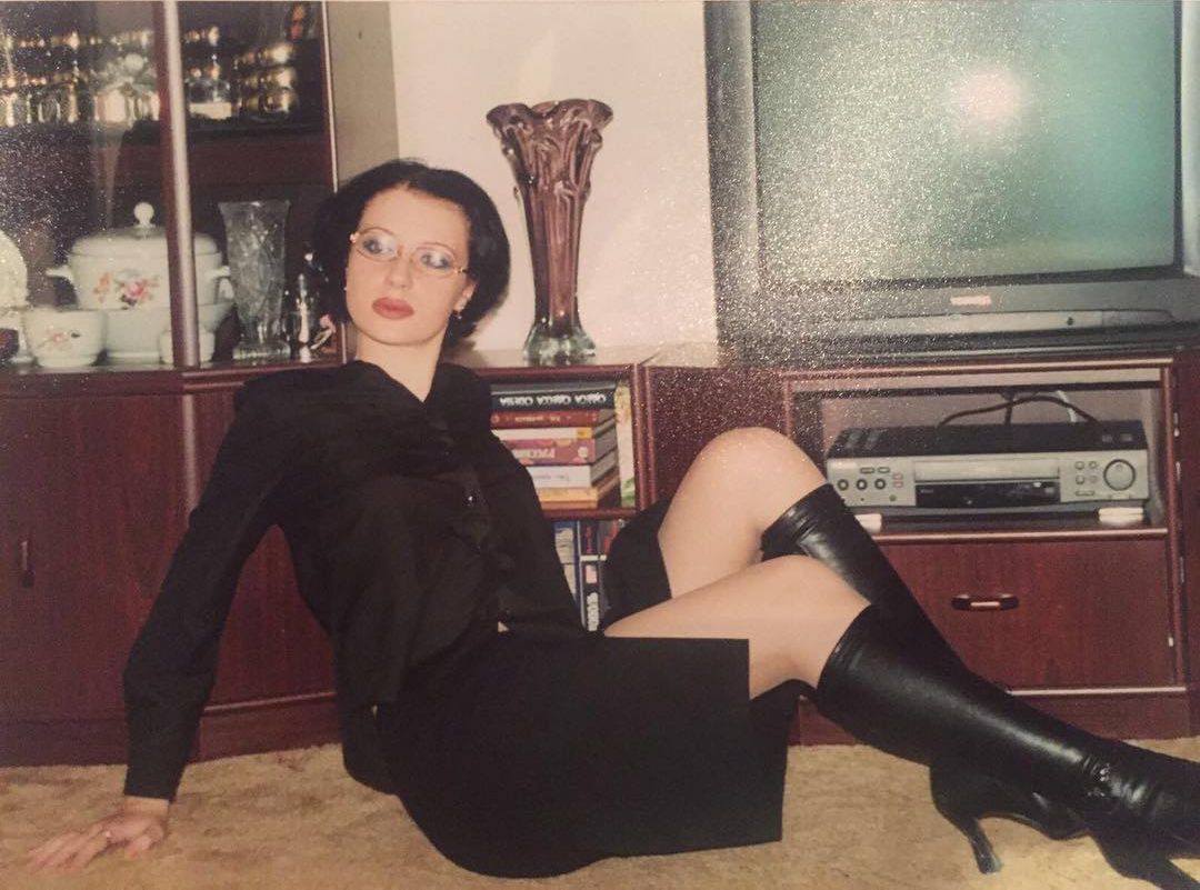 Сексуальная Слава из Неангелов показала, как выглядела в 11 классе