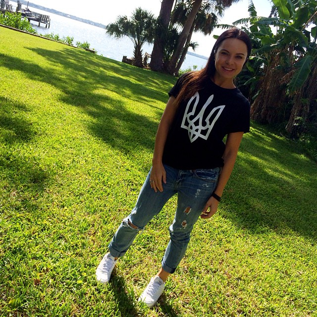 Джинс и кеды навсегда: как одевается в повседневной жизни Лилия Подкопаева