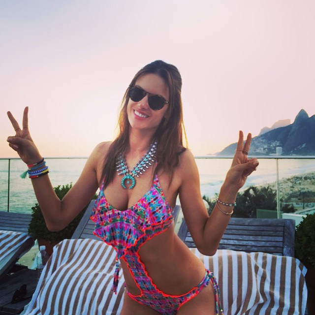 Алессандра Амбросио в соблазнительном бикини на пляже Рио-де-Жанейро