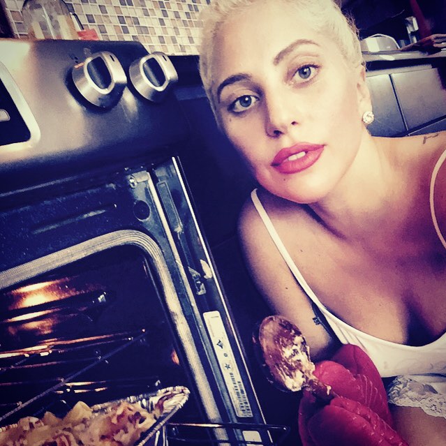 Неожиданно: эпатажная Леди Гага готовит на кухне