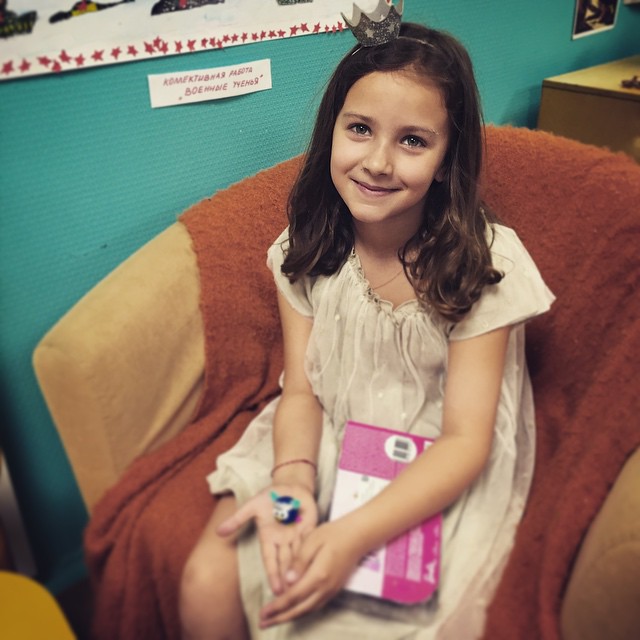 Гордый папа: Иван Ургант показал своих трех дочерей 