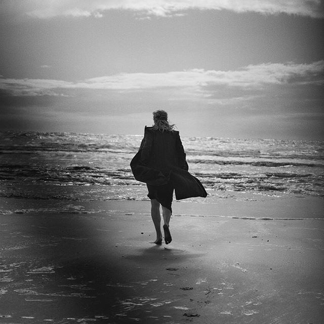 Загадочная Кейт Уинслет завораживает в новой фотосессии на берегу моря