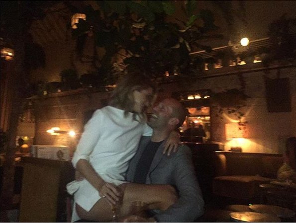 Безудержное чувство: Джейсон Стэтхэм носит Роузи Хантингтон-Уайтли на руках 