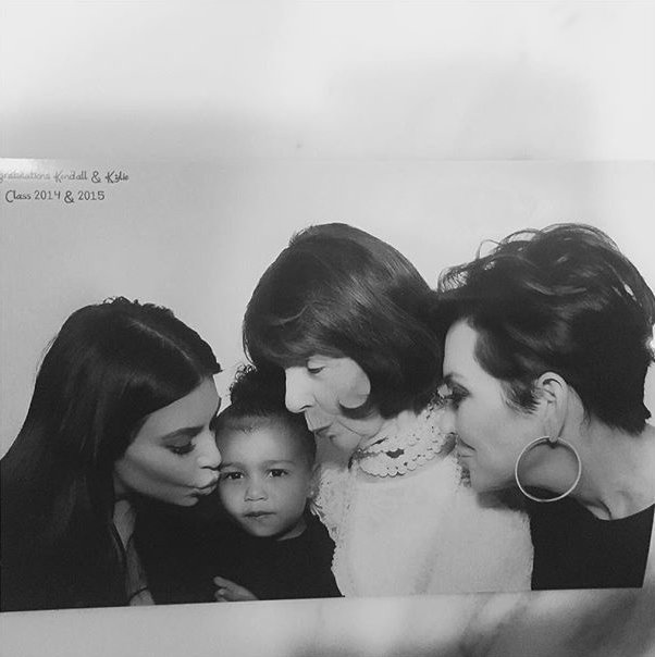 Все в сборе: Ким Кардашьян показала фото с семейной вечеринки