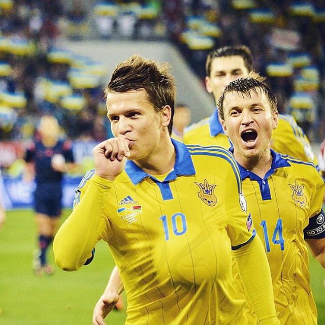 Евгений спрятал мяч под футболку и сделал вид, что качает ребенка.