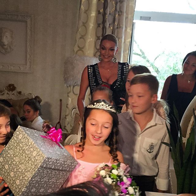 Роскошный сюрприз: дочери Анастасии Волочковой подарили первые бриллианты