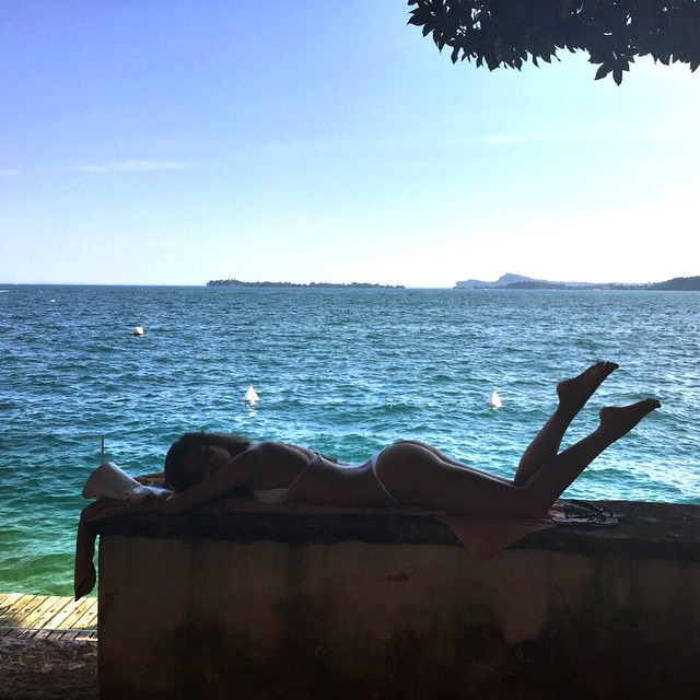 Пляжный соблазн: Ирина Шейк демонстрирует &quot;горячую&quot; фигуру на отдыхе с любимым