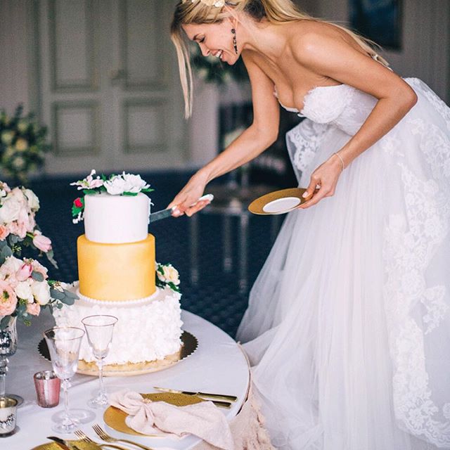 Снова свадьба? Вера Брежнева позирует в роскошном наряде невесты