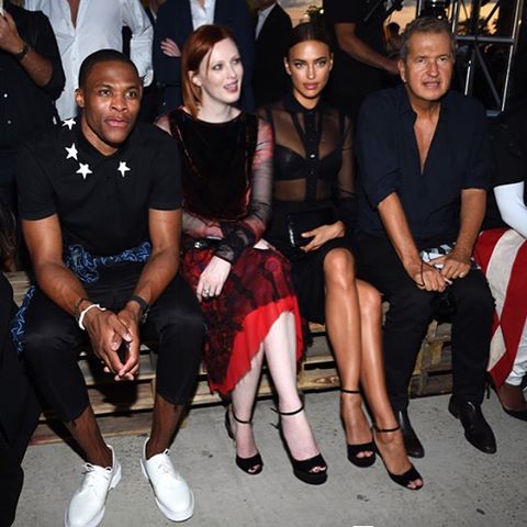 Строго, но сексуально: Ирина Шейк блистает на показе Givenchy