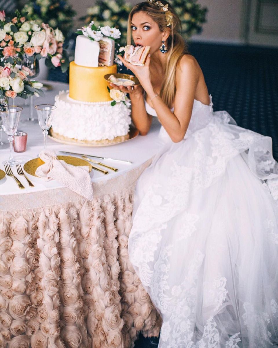 Снова свадьба? Вера Брежнева позирует в роскошном наряде невесты