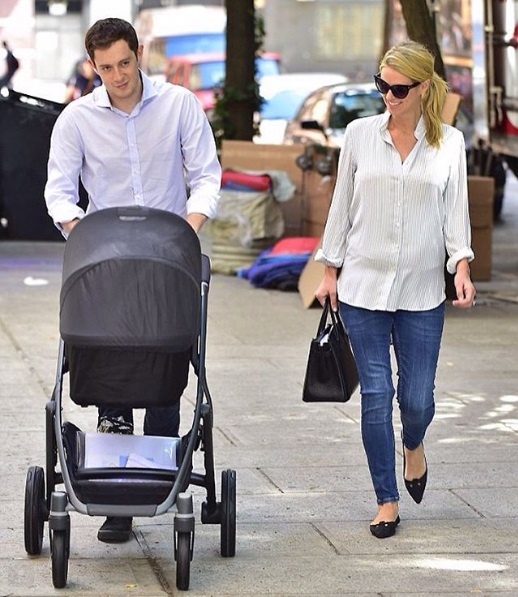 Ники Хилтон впервые после родов появилась на публике с мужем и новорожденной дочерью