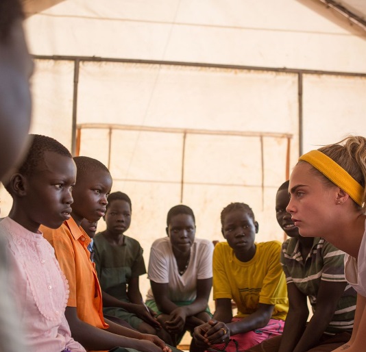 Не модой единой: Кара Делевинь с благотворительной миссией съездила в Африку