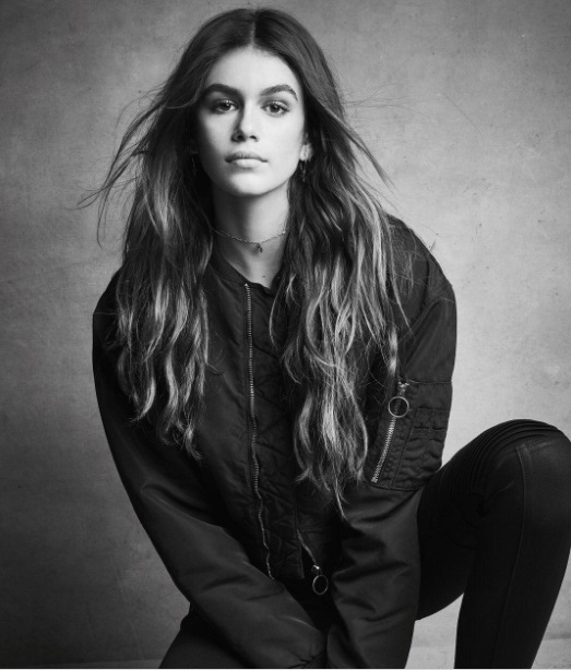 Кайя Гербер показала идеальную фигуру в рекламе джинсов