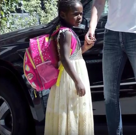 Плохая мать: фанаты осуждают Шарлиз Терон за то, что она одевает сына в платья