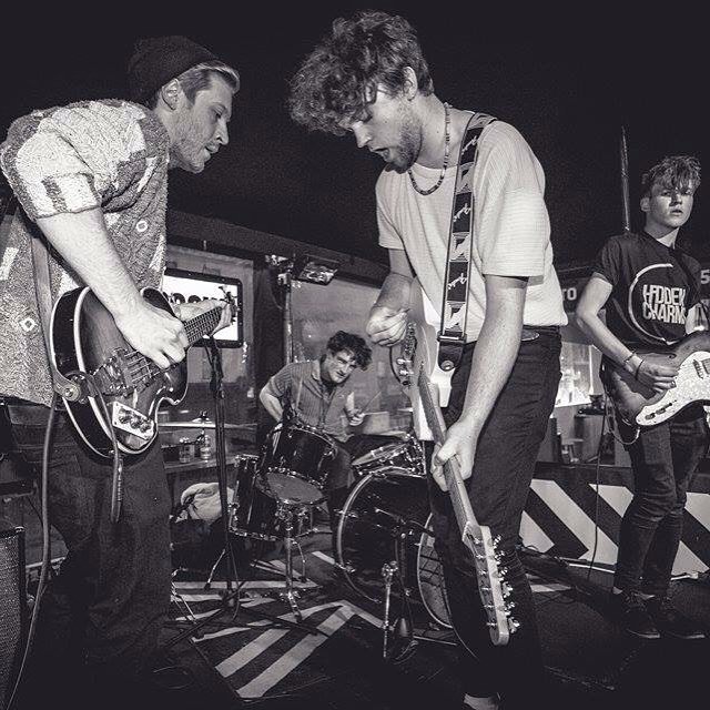 Участники популярной британской группы Viola Beach погибли в ужасном ДТП