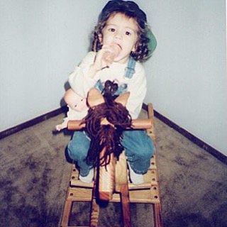 Назад в детство: Селена Гомес показала, какой была в пять лет