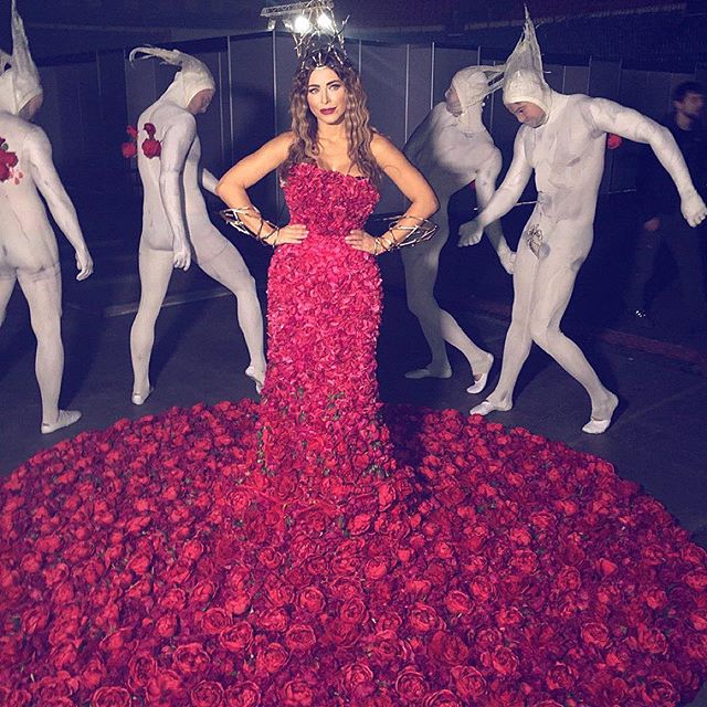 Ани Лорак в платье из живых роз получила Золотой граммофон-2015 (Фото)