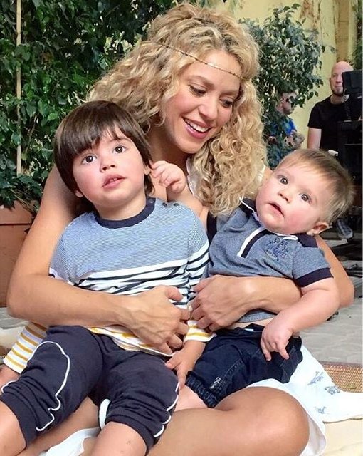 Счастливая мамочка: Шакира впервые позирует с двумя сыновьями