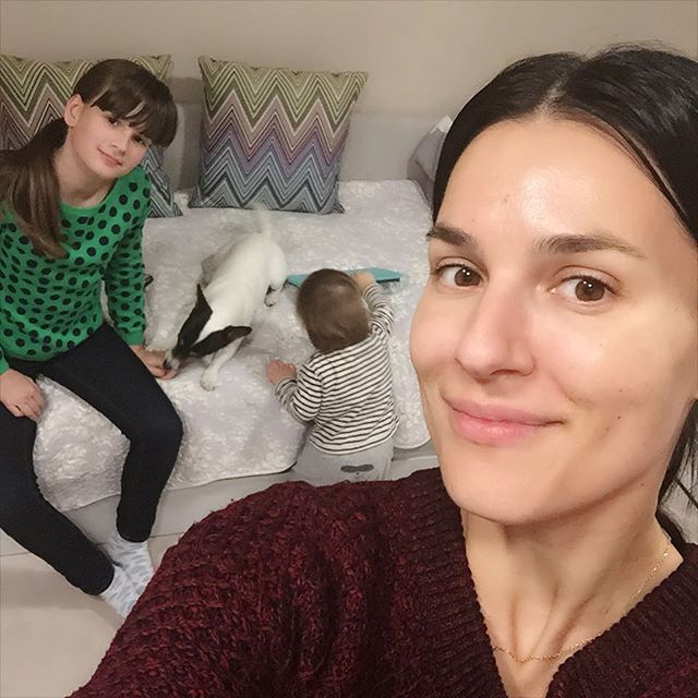 Маша Ефросинина по-домашнему: без макияжа и вся в заботах о детях