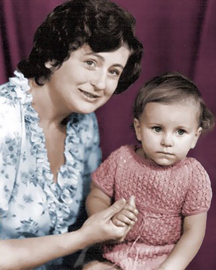 Ани Лорак показала свою детскую фотографию  