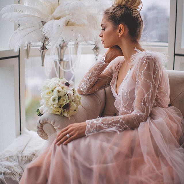 Снова свадьба? Вера Брежнева позирует в роскошном наряде невесты