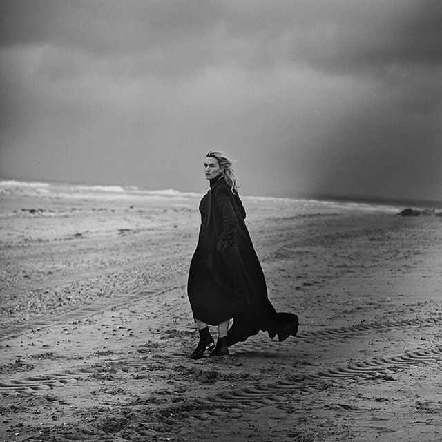 Загадочная Кейт Уинслет завораживает в новой фотосессии на берегу моря