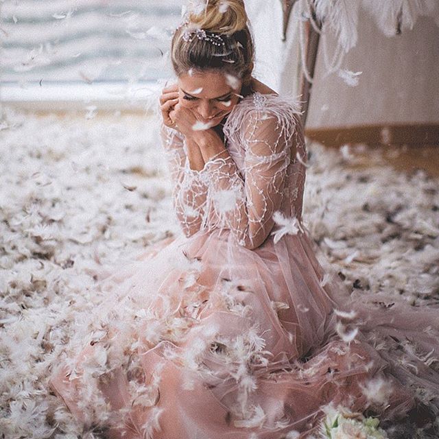 Снова свадьба? Вера Брежнева позирует в роскошном наряде невесты