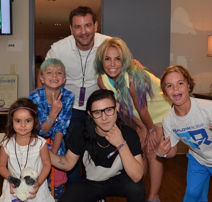 Волосы-радуга: Бритни Спирс перекрасила волосы в фиолетово-голубой цвет